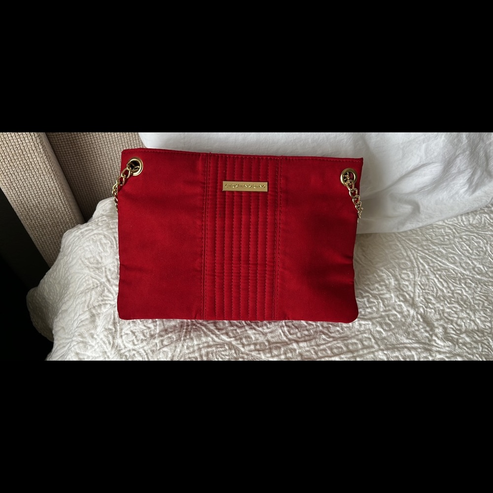Christiano serrano purse with 3 compartment that have zipper or magnetic button.
